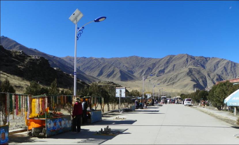 西藏山南地区太阳能路灯工程案例